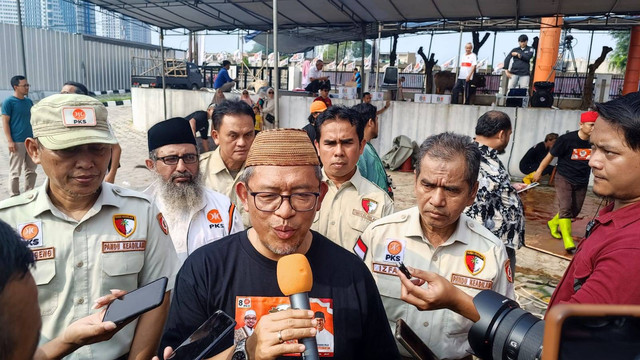 Mantan gubernur Jabar Ahmad Heryawan di acara 'Tebar 1,8 Paket Kurban Idul Adha 1444H,' Sabtu (1/7). Foto: Thomas Bosco/kumparan