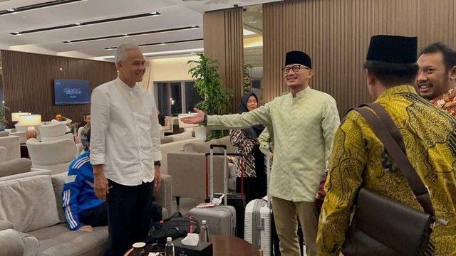 Bacapres Ganjar Pranowo bertemu Menparekraf Sandiaga Uno di ruang tunggu bandara King Abdulaziz, Jeddah usai melaksanakan ibadah haji. Foto: Dok. Tim Sandiaga Uno