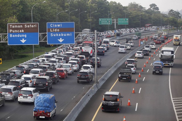 Suasana kepadatan kendaraan menuju kawasan wisata Puncak, Kabupaten Bogor, Jawa Barat, Sabtu (1/7/2023). Foto: ANTARA FOTO/Yulius Satria Wijaya