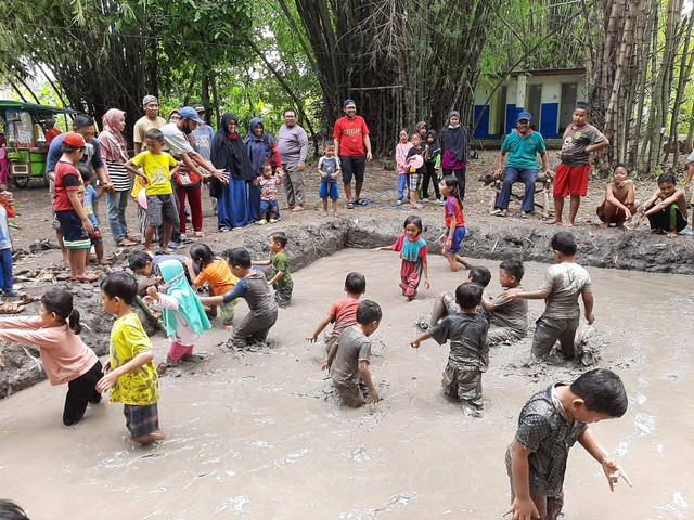 Bermain lumpur jadi salah satu kegiatan seru di Kampung Lali Gadget. Foto-foto: Amanah Nur Asiah/Basra