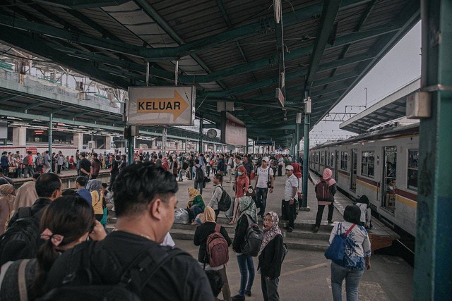 Jadwal Kereta Api Ciranjang - Sukabumi 2023/Foto Hanya Ilustrasi Bukan Tempat Sebenarnya, https://www.pexels.com/photo/passengers-on-railway-station-in-asia-4330937/