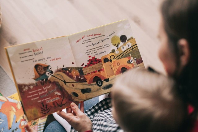 Ilustrasi contoh peran keluarga dalam proses edukasi. Sumber: Lina Kivaka/pexels.com
