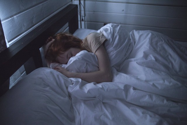 Cara agar Tidak Begadang sehingga Tidur Lebih Berkualitas. Foto: Pexels/Ivan Oboleninov.