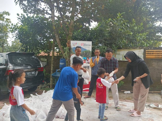Bank Sinarmas salurkan hewan kurban ke taman bacaan