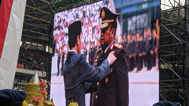 Presiden Jokowi menganugerahkan Bintang Bhayangkara Nararya kepada 4 anggota Polri di perayaan HUT ke-77 Bhayangkara di GBK Senayan, Jakarta, Sabtu (1/7/2023). Foto: Jonathan Devin/kumparan