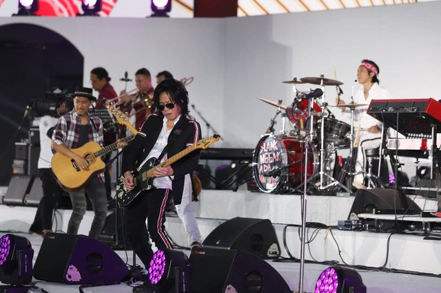 Panggung musik hiburan dari grup band Slank di acara HUT ke-77 Bhayangkara Polri di GBK, Sabtu (1/7/2023). Foto: Jamal Ramadhan/kumparan