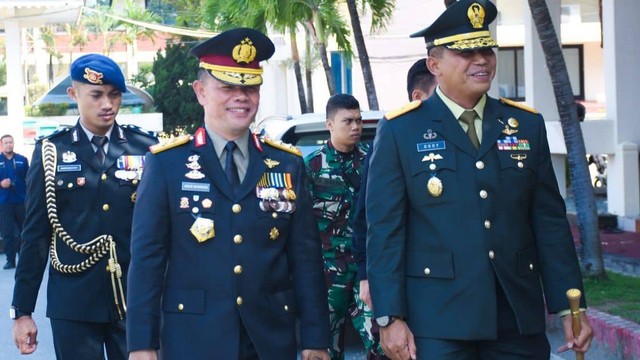 Kapolda Sulteng, Irjen Pol Agus Nugroho (kiri) dan Danrem 132 Tadulako Brigjen TNI Dody Triwinarto. Foto: Istimewa