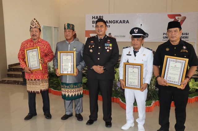 Polres Lampung Tengah beri penghargaan kepada 4 tokoh masyarakat. | Foto: Dok Polres Lampung Tengah