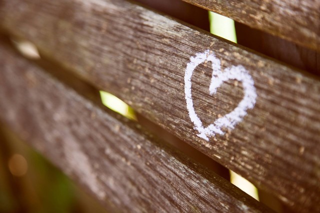 Ilustrasi tanda love bombing. Sumber foto: Unsplash
