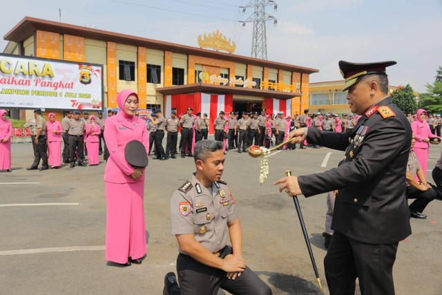 Sebanyak 555 personil Polda Lampung naik pangkat di Hari Bhayangkara ke-77. | Foto: Dok Humas Polda Lampung