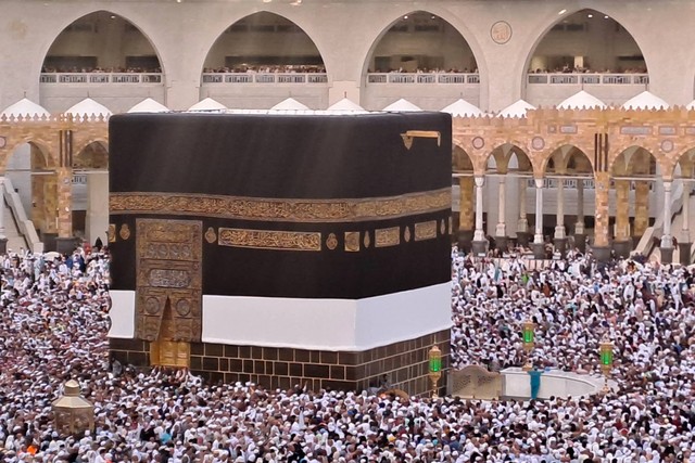 Jemaah haji melakukan tawaf ifadah mengelilingi ka'bah di Masjidil Haram, Mekah, Arab Saudi, Sabtu (1/7/2023). Foto: Wahyu Putro A/ANTARA FOTO