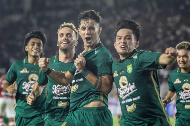 Pesepak bola Persebaya Surabaya Bruno Moreira Soares (tengah) berselebrasi usai berhasil mencetak gol ke gawang Persis Solo pada pertandingan BRI Liga I di Stadion Manahan, Solo, Jawa Tengah, Sabtu (1/7/2023). Foto: Mohammad Ayudha/ANTARA FOTO