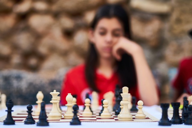 Foto wanita sedang menentukan keputusan. Sumber: https://www.pexels.com/id-id/foto/wanita-bermain-catur-2283803/