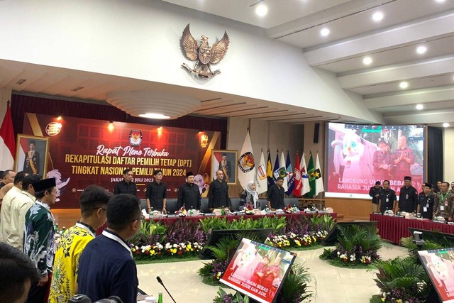 Suasana rapat pleno terbuka rekapitulasi daftar pemilih tetap (DPT) tingkat nasional di ruang Sidang lantai 2 Gedung KPU, Jakarta pada Minggu (2/7/2023).  Foto: Luthfi Humam/kumparan