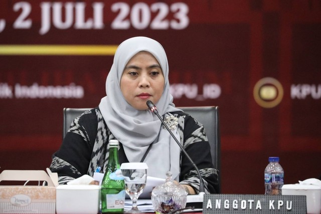 Anggota KPU Betty Epsilon Idroos saat rapat pleno terbuka rekapitulasi daftar pemilih tetap (DPT) tingkat nasional di ruang Sidang lantai 2 Gedung KPU, Jakarta, Minggu (2/7/2023). Foto: Fitra Andrianto/kumparan