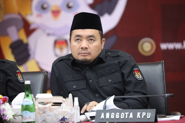 Anggota KPU Mochammad Afifuddin saat rapat pleno terbuka rekapitulasi daftar pemilih tetap (DPT) tingkat nasional di ruang Sidang lantai 2 Gedung KPU, Jakarta, Minggu (2/7/2023). Foto: Fitra Andrianto/kumparan
