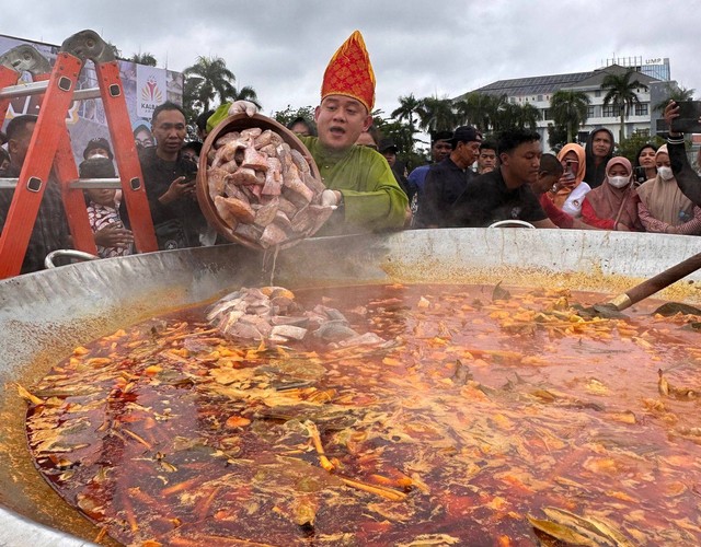 YouTuber Chef Bobon asal Singkawang memasak  100 kilogram ikan asam pedas. Foto: Teri/Hi!Pontianak 