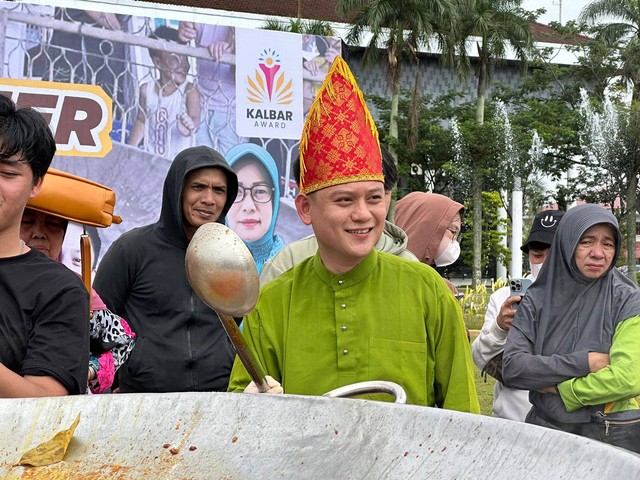 Konten Kreator asal Singkawang, Chef Bobon Santoso, saat masak besar di halaman kantor Gubernur Kalbar. Foto: Teri/Hi!Pontianak