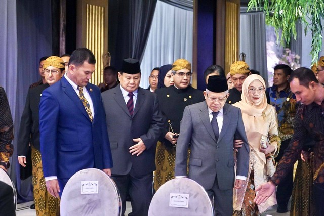Wakil Presiden Ma'ruf Amin dan Menteri Pertahanan menghadiri pernikahan putri Ketua MPR Bambang Soesatyo di Hotel Mulia Jakarta, Minggu pagi (2/7/23).  Foto: Bambang Soesatyo