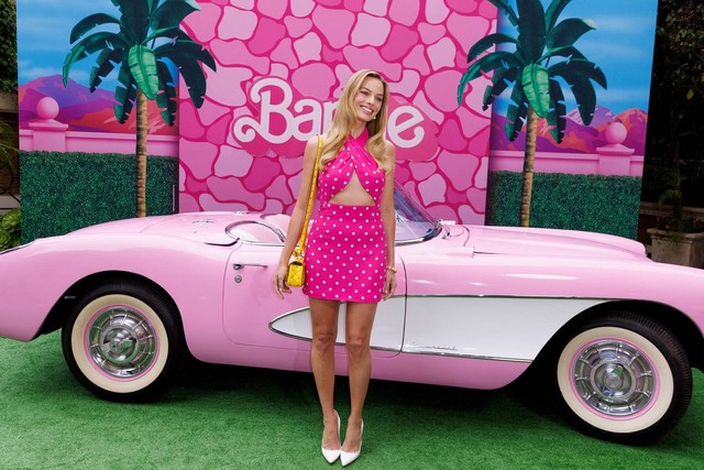 Aktris Margot Robbie berpose di acara promo film Barbie, Los Angeles, Amerika. Foto: REUTERS/Mike Blake