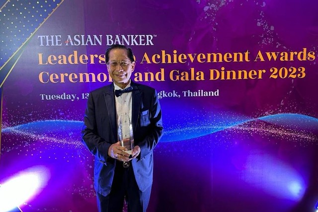 Presdir BCA, Jahja Setiaatmadja, menerima penghargaan CEO of The Year in Asia Pacific dari The Asian Banker. Penghargaan juga disabet BCA sebagai bank terbaik di Asia Pasifik. Foto: Dok. BCA