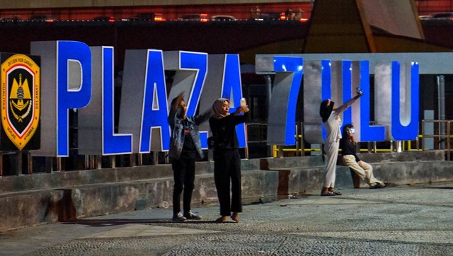 Sejumlah warga yang sedang berselfi di area wisata Plaza 7 Ulu Palembang, Minggu (2/7) Foto: ary priyanto/urban id