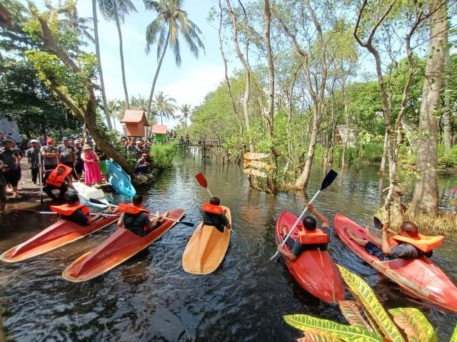 wisatawan di Pantai Cacalan