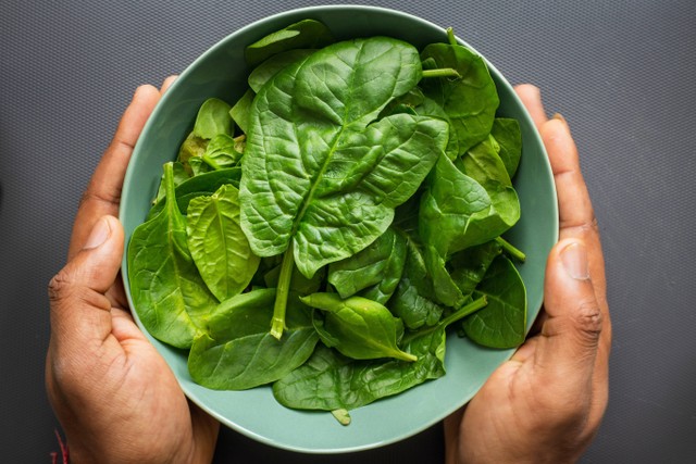 Ilustrasi Cara Masak Sayur Bening Bayam, Foto Unsplash/Louis Hansel