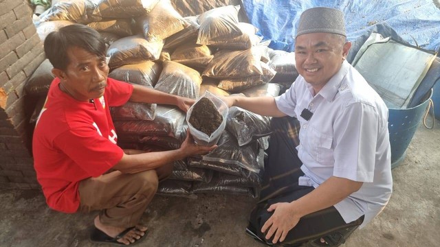 Humas MAS Helmy M Noor (baju putih) menunjukkan proses pembuatan pupuk kompos dari limbah hewan kurban. Foto-foto: Humas MAS