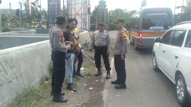 Polisi tertibkan anak punk yang mangkal di lampu merah atau traffic light Demen, Temon, Kabupaten Kulon Progo. Foto: Polres Kulon Progo