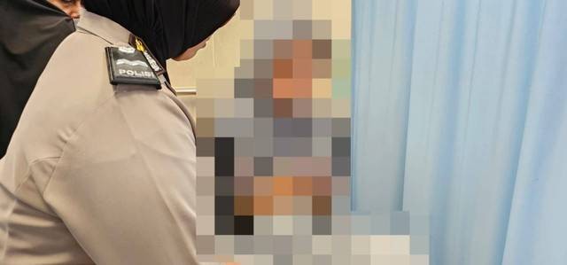 Polisi menginterogasi seorang mahasiswi yang diduga membuang bayi yang baru saja ia lahirkan. Foto: Dok. Polres Kubu Raya