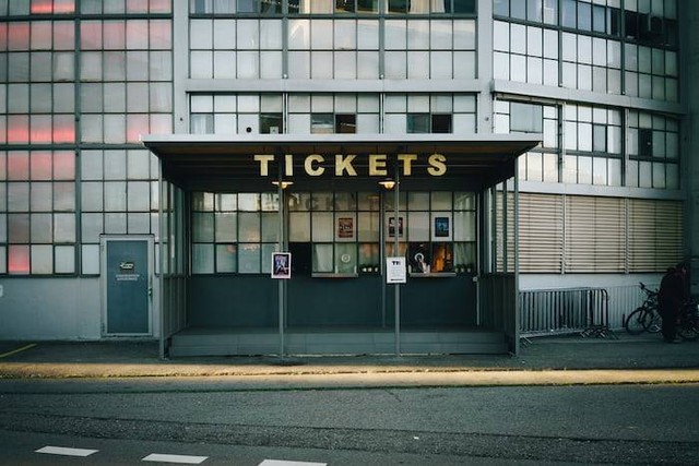 Ilustrasi cara beli tiket masuk Ocean Dream 2023. Sumber: unsplash.com/ Claudio schwarz