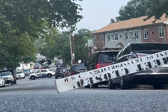 Polisi menyelidiki setelah penembakan massal di lokasi pesta liburan akhir pekan 4 Juli di Baltimore, Maryland, AS, Minggu (2/7/2023). Foto: Stringer/REUTERS