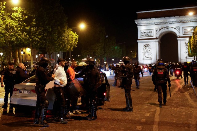 Sejumlah polisi berjaga dan mengamankan kerusuhan kerusuhan di Nanterre, Prancis, Minggu (2/7/2023). Foto: Juan Medina/Reuters