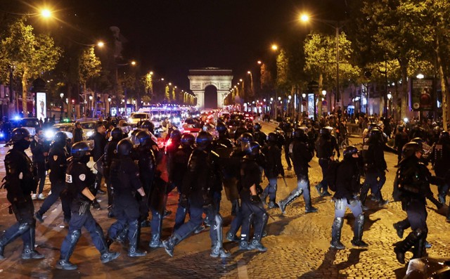 Sejumlah polisi berjaga dan mengamankan kerusuhan kerusuhan di Nanterre, Prancis, Minggu (2/7/2023). Foto: Nacho Doce/Reuters