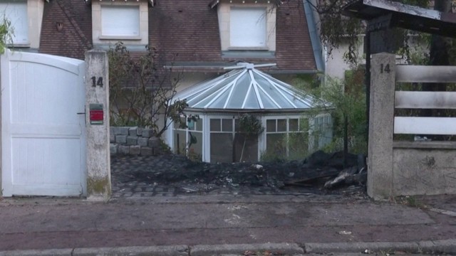 Kondisi rumah Walikota L'Hay-les-Roses, Vincent Jeanbrun, yang diserbu dan dibakar demonstran di Prancis, Minggu (2/7/2023). Foto: BFMTV/Reuters