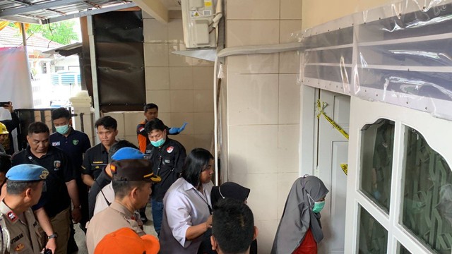 Tersangka kasus kasus klinik aborsi di Jalan Mirah Delima, Kemayoran, Jakarta Pusat dihadirkan di TKP pada Senin (3/7/2023). Foto: Luthfi Humam/kumparan