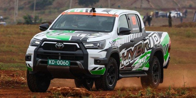 Toyota Hilux mild hybrid beraksi di ajang WRC Safari Rally Africa. Foto: AutoCar