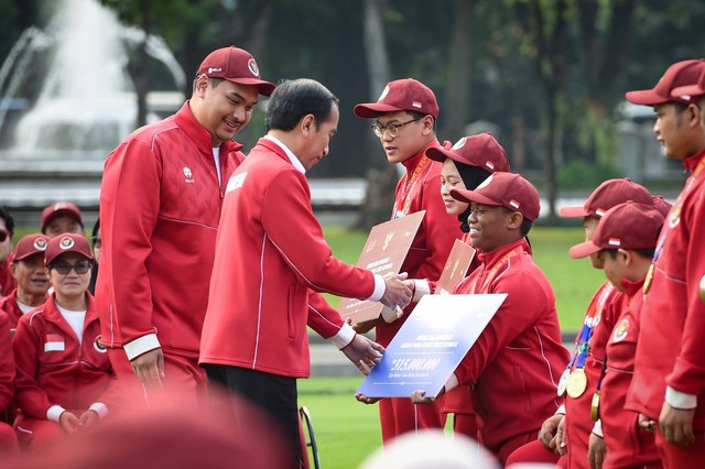 Presiden Joko Widodo didampingi Menpora Dito Ariotedjo memberikan bonus kepada atlet ASEAN Para Games di Istana Merdeka, Jakarta, Senin (3/7/2023). Foto: Biro Pers Sekretariat Presiden