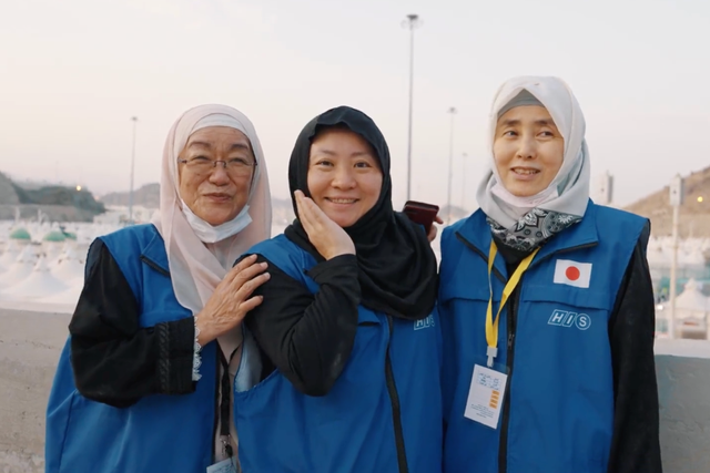 Tiga muslimah Jepang di Mina untuk menunaikan ibadah haji 2023. Dari kiri: Murama Tsuguku, Almas Choji, dan Saema Honda Foto: Dok. CGC Arab Saudi