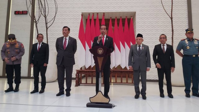 Presiden Jokowi memberikan keterangan pers sebelum keberangkatan ke Australia untuk kunjungan kerja, Senin (3/7/2023). Foto: Nadia Riso/kumparan