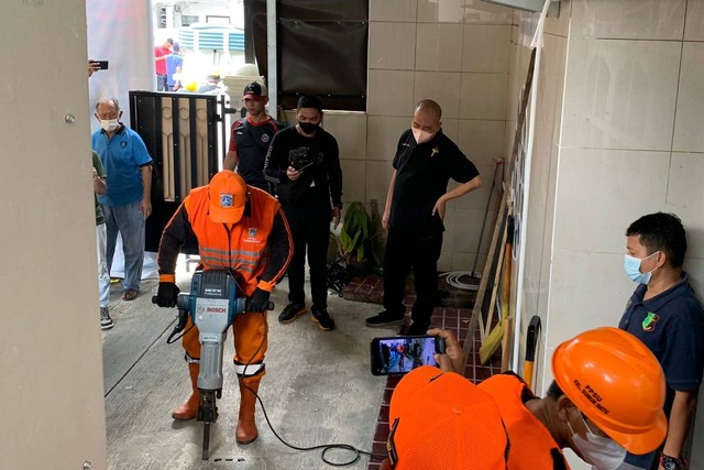 Petugas membongkar septictank kasus aborsi ilegal di sebuah kontrakan di Jalan Mirah Delima, Kemayoran, Jakarta Pusat pada Senin (3/7/2023). Foto: Luthfi Humam/kumparan