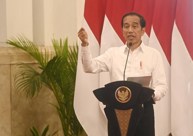 Presiden Joko Widodo berpidato dalam sidang kabinet paripurna di Istana Negara, Jakarta, Senin (3/7/2023). Foto: Akbar Nugroho Gumay/Antara Foto