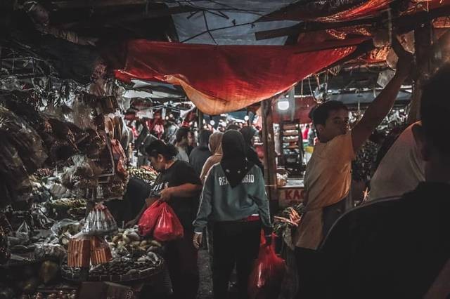 Suasana Pasar Kemiri Depok (Foto: Muhamad Abiet F)