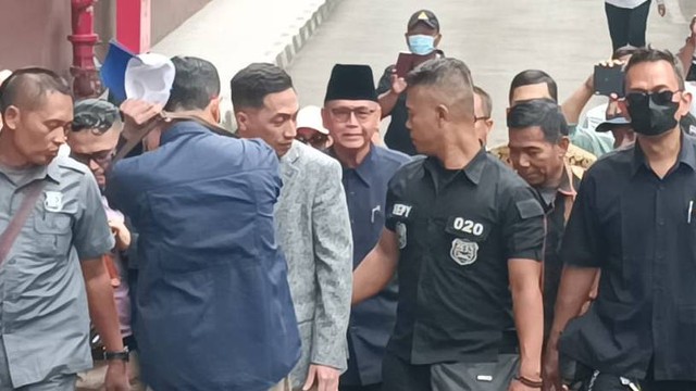 Panji Gumilang (tengah) tiba di Bareskrim Polri, Jakarta, Senin (3/7/2023). Foto: Thomas Bosco/kumparan