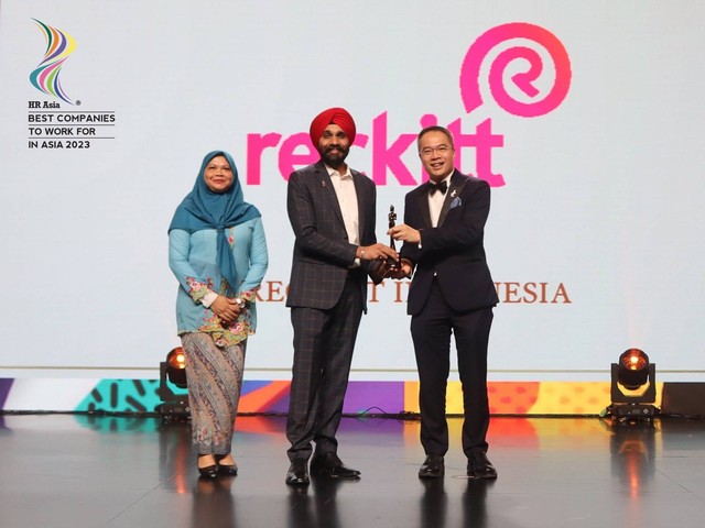 Reckitt Indonesia saat meraih penghargaan Best Companies to Work for in Asia in 2023 dari HR Asia, Selasa (27/6). Foto: Reckitt Indonesia