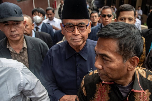 Pemimpin Pondok Pesantren (Ponpes) Al-Zaytun, Panji Gumilang (tengah) berjalan saat akan menjalani pemeriksaan di Bareskrim Mabes Polri, Jakarta, Senin (3/7/2023). Foto: Muhammad Adimaja/ANTARA FOTO