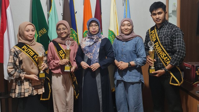 Mahasiswa Peraih Juara Putra Putri Kreatif Pariwisata Kota Baubau 2023 berfoto bersama Rektor UM Buton dan Dosen Pendamping (Sumber : Dok. Humas UM Buton)