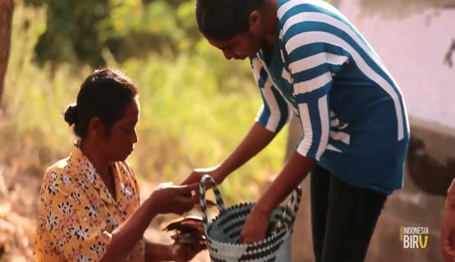 Proses Tukar Menukar Masyarakat Pesisir dan Pegunungan (Youtube: NegeriPaus)