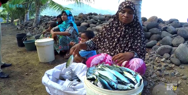 Penjual Ikan di Pasar Labala, NTT (Youtube: NegeriPaus)